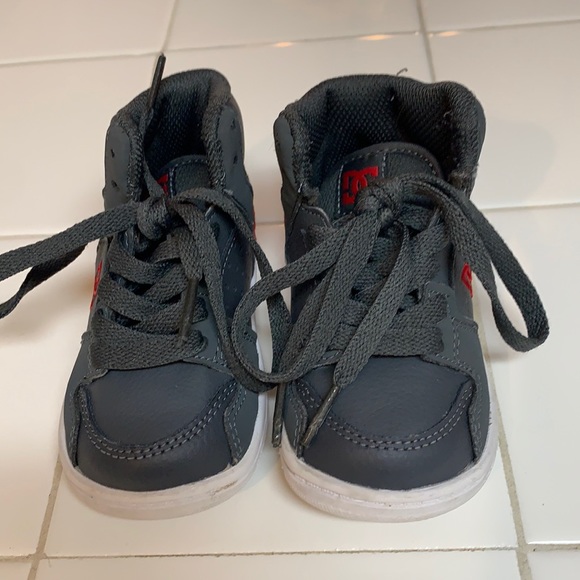 6Toddler DC grey high tops like new! - Picture 2 of 5